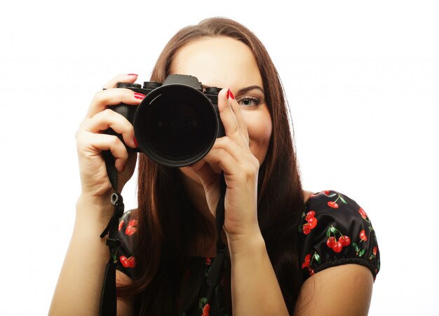 Fröhliche junge Frau, die Foto macht