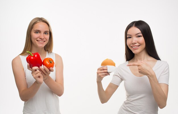 Foto fröhliche junge models schauen hält essen