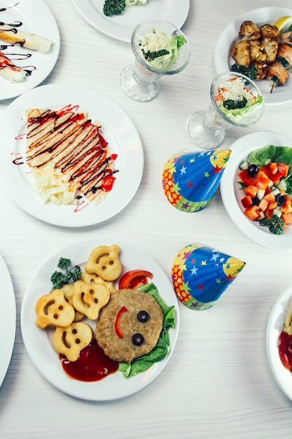 Fröhliche Kartoffelsnacks und andere festliche Gerichte für den Kinderurlaub