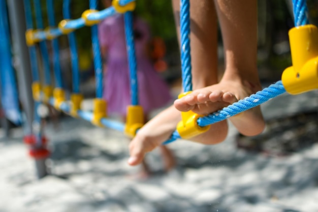 Fröhliche Kinder auf dem Spielplatz Kinder in der Natur im Sommer Aktive und spielerische Ferien