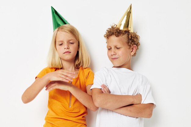 Fröhliche Kinder in bunten Mützen Geburtstagsurlaub Emotion isoliert Hintergrund unverändert