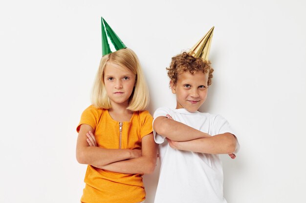 Fröhliche Kinder in bunten Mützen Geburtstagsurlaub Emotion isoliert Hintergrund unverändert