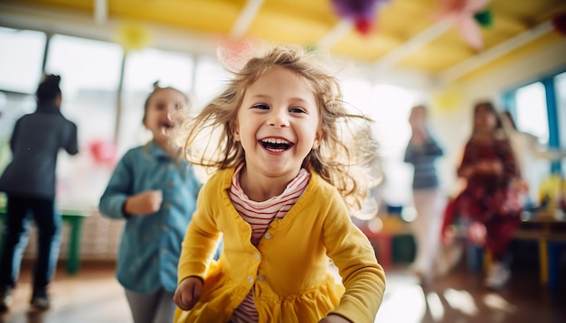 Foto fröhliche kinder spielen beim fotografieren im kindergarten. farbenfroher und minimalistischer kindergartenhintergrund