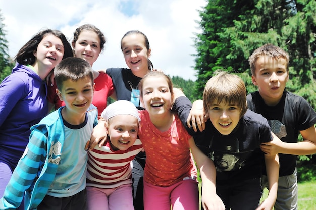 Foto fröhliche kindergruppe hat an sonnigen tagen spaß im freien in der natur