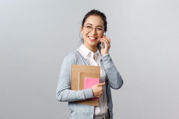 Fröhliche lachende asiatische Frau