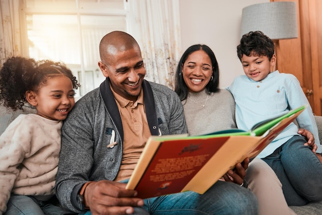 Fröhliche Liebe und Familie, die gemeinsam im Wohnzimmer ein Buch lesen, um sich in ihrem Haus zu verbinden. Fröhliches Lächeln und Eltern, die mit ihren Kindern auf dem Sofa in der Lounge zu Hause einen Roman oder eine Geschichte genießen