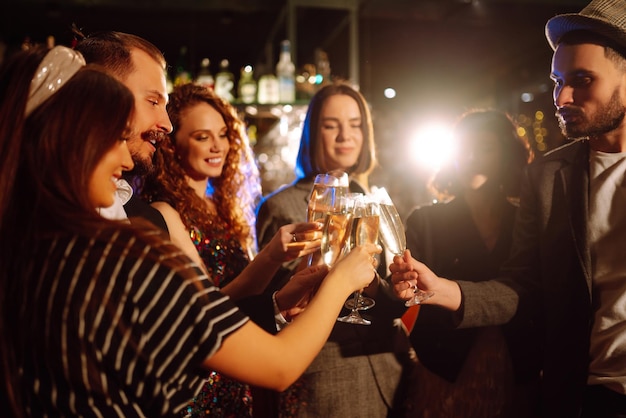 Fröhliche Menschen feiern Winterurlaub zusammen mit Champagner Partyfeier Geburtstagskonzept