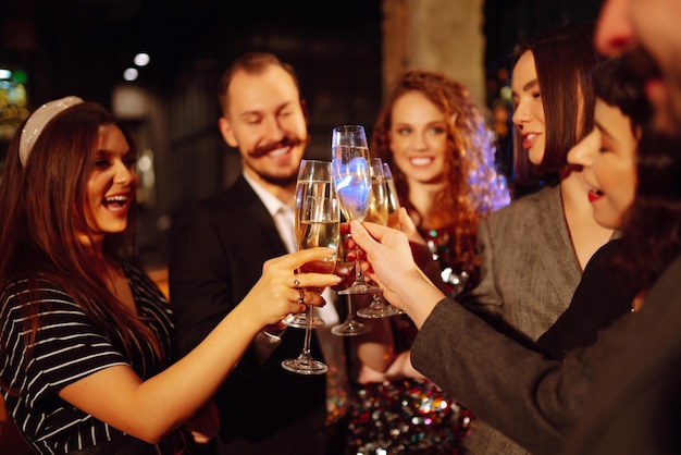 Fröhliche Menschen feiern Winterurlaub zusammen mit Champagner Partyfeier Geburtstagskonzept