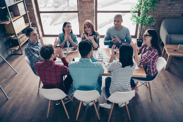 Foto fröhliche mitarbeiter beim firmenmeeting im büro