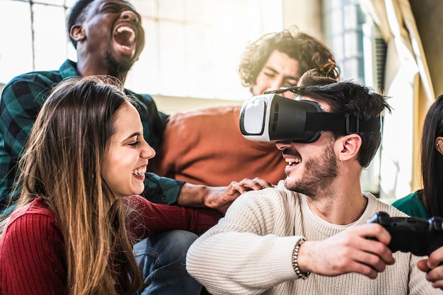 Foto fröhliche multiethnische freunde, die zu hause auf dem sofa sitzen und videospiele mit einem vr-3d-viewer spielen. fröhliche generation-z-gruppe, die spaß an videospielen mit moderner technologie, hobby und technikkonzept hat