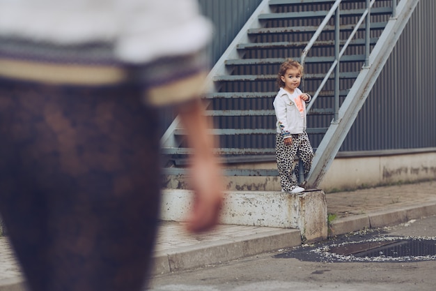 Fröhliche Mutter und Tochter, die Spaß in der Stadt haben