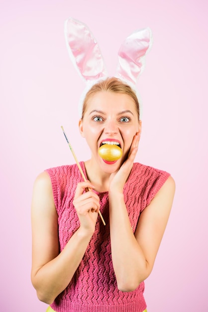 Fröhliche Ostereier Ideen Eiersuche Osterhase Hasenohren Frau mit Hasenohren Eier malen