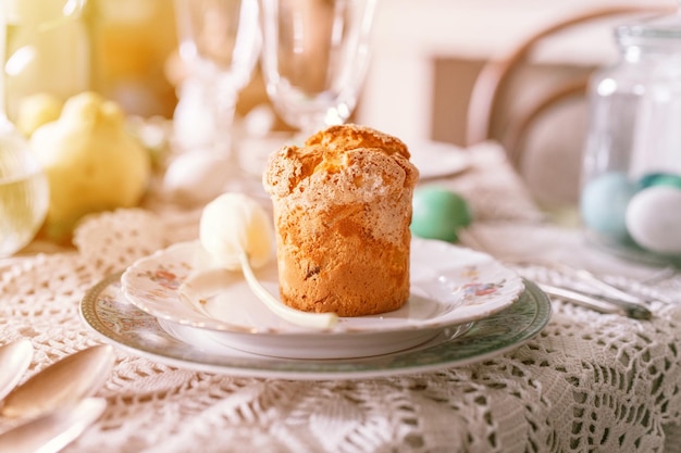 Fröhliche Osterferien in der Frühlingssaison natürlicher hausgemachter gebackener Kuchen auf dem Teller auf dem Tisch festliche Wohnkultur traditionelles Essen anspruchsvolles Land im rustikalen Tablscape-Stil