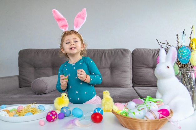 Fröhliche Osterkinder mit Eiern Selektiver Fokus