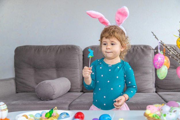 Fröhliche Osterkinder mit Eiern Selektiver Fokus