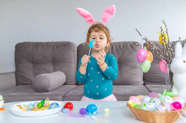 Fröhliche Osterkinder mit Eiern Selektiver Fokus