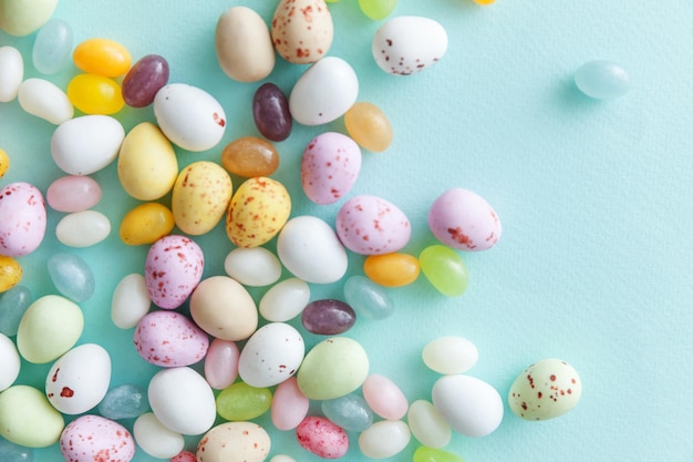 Fröhliche Osterkonzept-Vorbereitung für Feiertags-Ostern-Süßigkeitsschokoladeneier und Jellybean-Bonbons isolieren ...