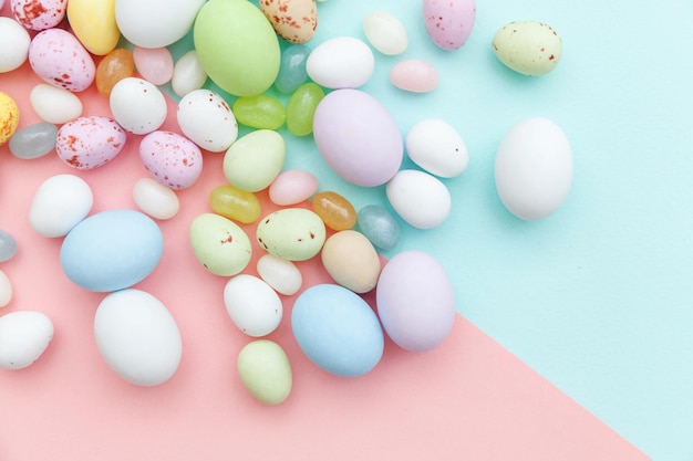 Fröhliche Osterkonzeptvorbereitung für Feiertagsostern Süßigkeiten Schokoladeneier und Geleebonbons isolat...