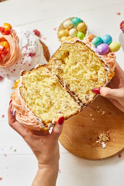 Fröhliche Ostern Frau schnitt Osterkuchen für den Urlaub Das Konzept der Vorbereitung auf die Osterferien