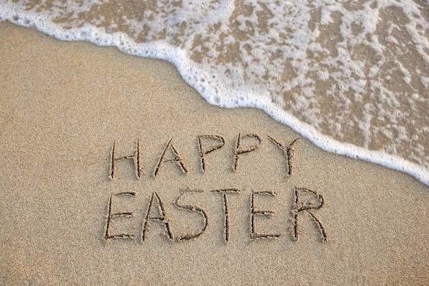 Fröhliche Ostern geschrieben am Sandstrand Meer Draufsicht