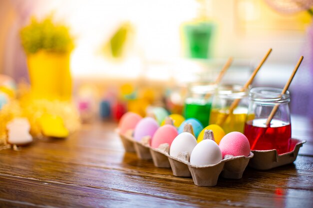 Fröhliche Ostern mit bunten Eiern im Korb. Tischdekoration für Urlaub.