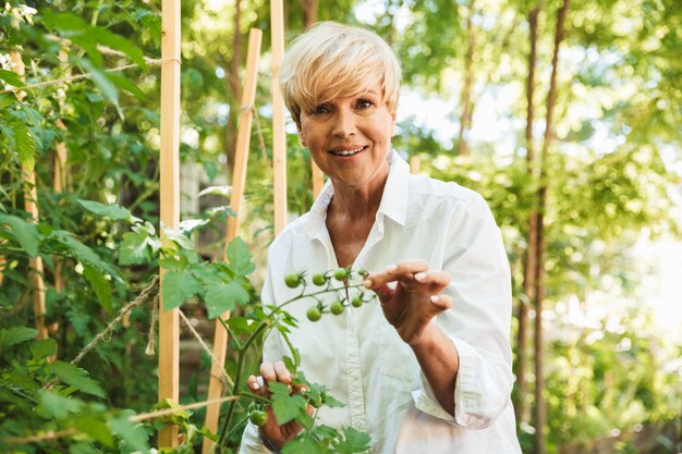 Fröhliche reife Frau genießt Zeit zu verbringen