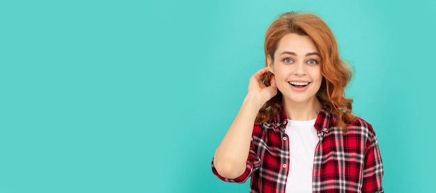 Fröhliche rothaarige Frau mit lockigem Haar im karierten Freizeithemd-Stil Frau isoliertes Gesichtsporträt-Banner mit Mock-up-Exemplar