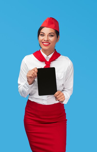 Fröhliche Stewardess-Werbefluglinien-App auf dem Tablet