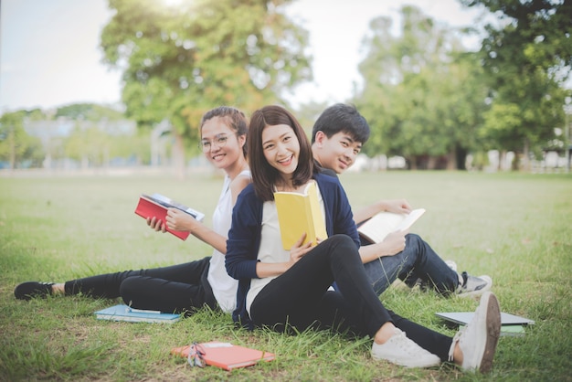 Fröhliche Studenten lesen ein Buch