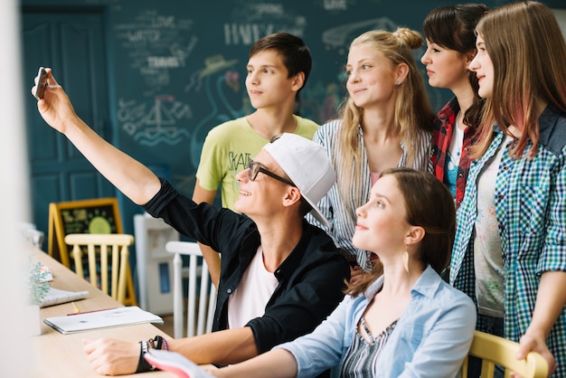 Fröhliche Studenten posieren für selfie