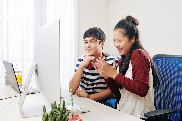 Fröhliche Teenager schreiben Programme