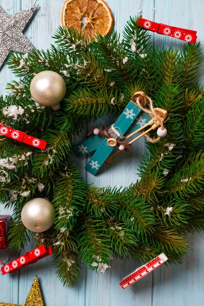 Fröhliche Weihnachten. Weihnachtshintergrund mit Tannenbaum