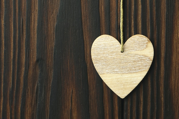 Fröhlichen Valentinstag. Holzherz auf hölzernem Hintergrund. Valentinstag Konzept. Valentinstag Grußkarte.