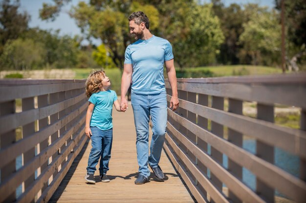 Fröhlicher alleinerziehender Vater, der ein kleines Kind außerhalb der Wohltätigkeitsorganisation führt