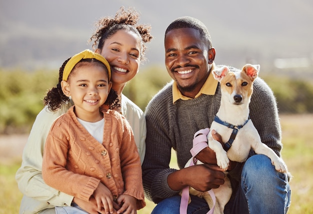 Fröhlicher Familienhund und Porträt und ein Park entspannen und lächeln, während sie sich in der Natur ruhig und fröhlich verbinden Fröhliche schwarze Familie und Liebe mit Mädchen, Haustier und Eltern, die eine schöne Zeit in einem Wald genießen