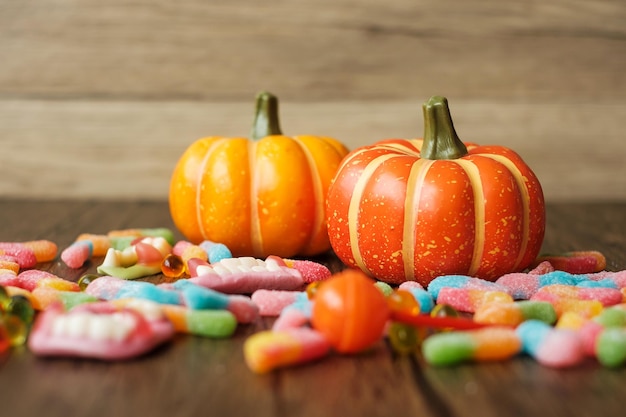 Fröhlicher Halloween-Tag mit Geisterbonbons Kürbis Jack O Laterne und dekorativer selektiver Fokus Trick or Threat Hallo Oktober Herbst Herbst Festliches Party- und Urlaubskonzept