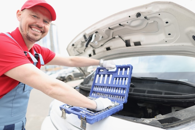 Fröhlicher Handwerker bei der Arbeit