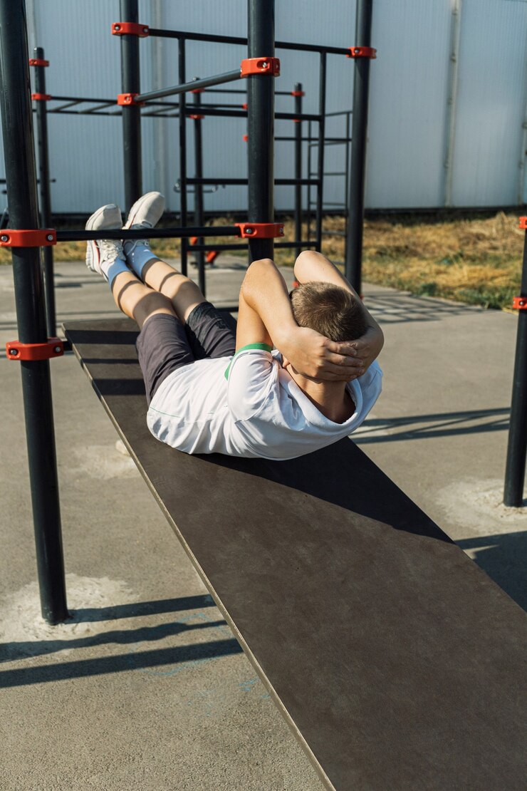Fröhlicher Junge Teenager im weißen T-Shirt beim Sport.