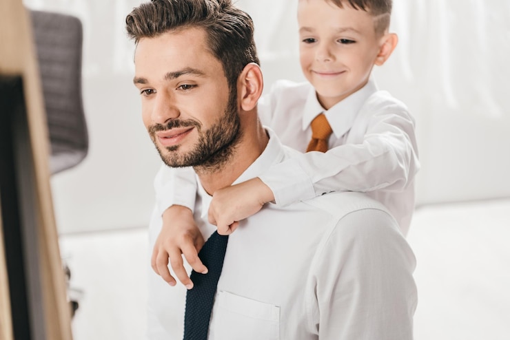 Foto fröhlicher junge umarmt bärtigen vater im weißen hemd zu hause