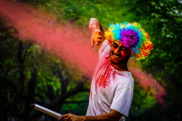 Fröhlicher kleiner Junge auf dem Holi-Farbfestival Farbige Pulverexplosion