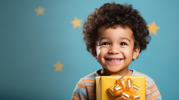 Fröhlicher lächelnder Junge mit Geschenkbox auf farbigem Hintergrund