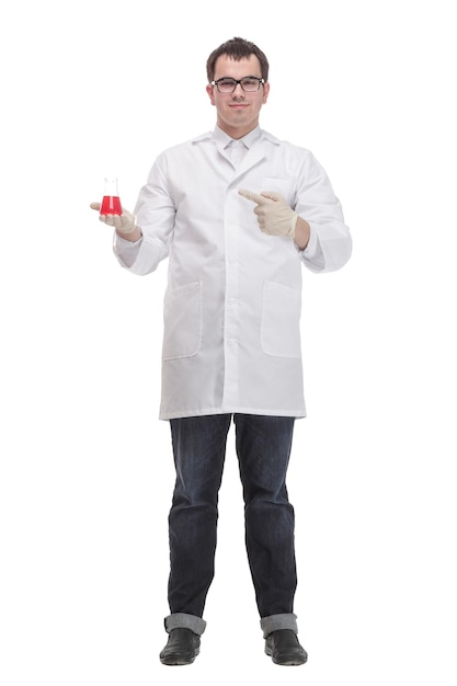 Fröhlicher männlicher Arzt in einem weißen Mantel in Handschuhen zeigt Daumen nach oben
