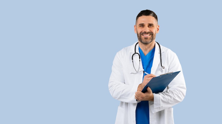 Foto fröhlicher männlicher arzt mittleren alters, der mit der anamnese des patienten arbeitet und ordner und lächelnden panorama-freiraum hält