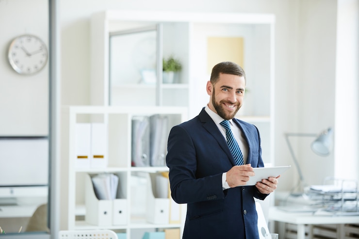 Foto fröhlicher manager mit tablette