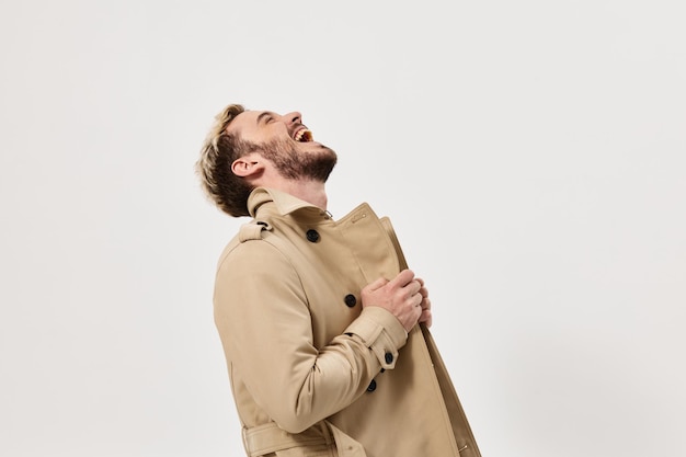 Fröhlicher Mann in Mantel lacht Studio moderner Lebensstil Lebensstil Hochqualitätsfoto