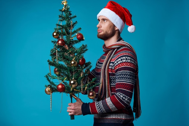 Fröhlicher Mann in Neujahrskleidung posiert im Studio für Werbekopien