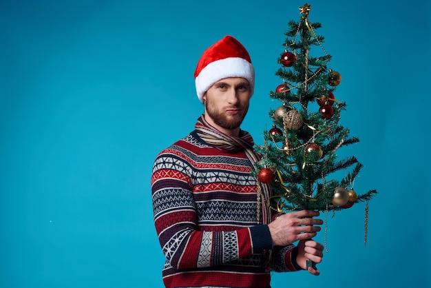 Fröhlicher Mann in Neujahrskleidung posiert im Studio für Werbekopien