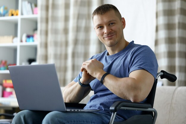 Fröhlicher Mann mit Computer