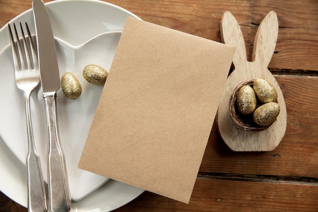 Fröhlicher Osterfeierhintergrund. Dekorierter Tisch mit leerem Menü.