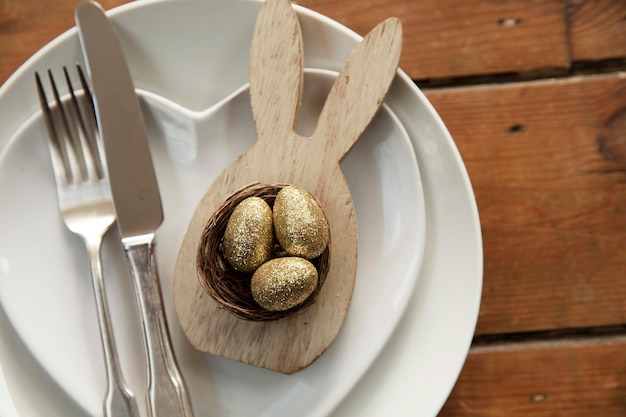 Fröhlicher Osterfeierhintergrund. Dekorierter Tisch mit leerem Menü.